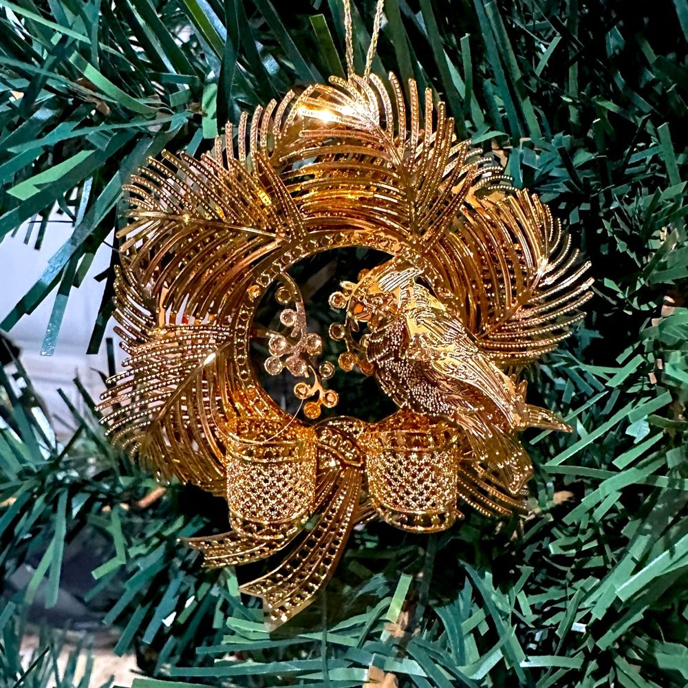 2005 Danbury Mint Gold Christmas ornament “Cardinal in a Wreath”